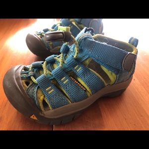 Little girls size 8 Keen water sandal.